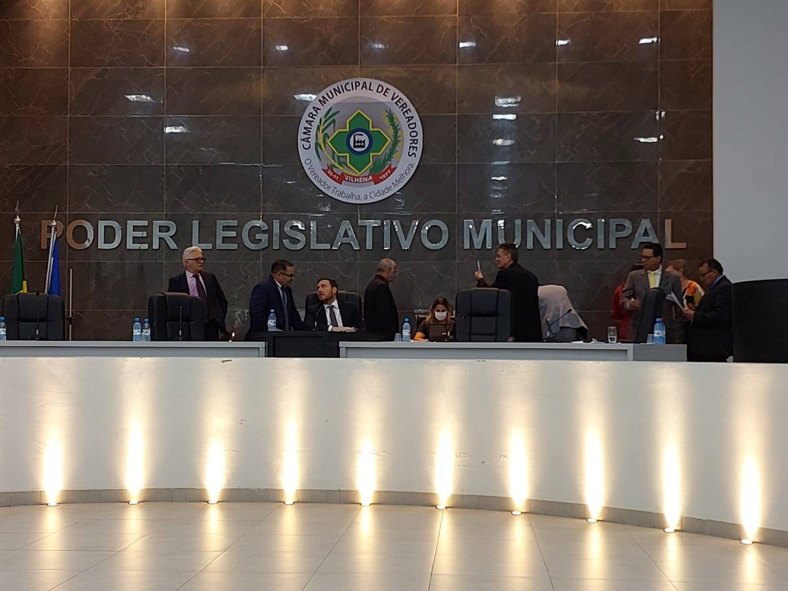 Vereador de oposição esculhamba prefeito, mas vota para que município contraia empréstimo de R$ 35 milhões, em Vilhena