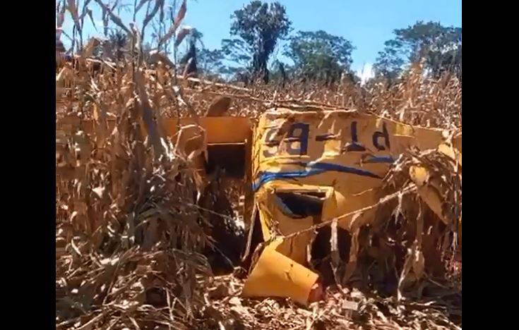 ASSISTA VÍDEO: roda trava durante decolagem e avião agrícola vai parar no meio de plantação na zona rural de Cerejeiras