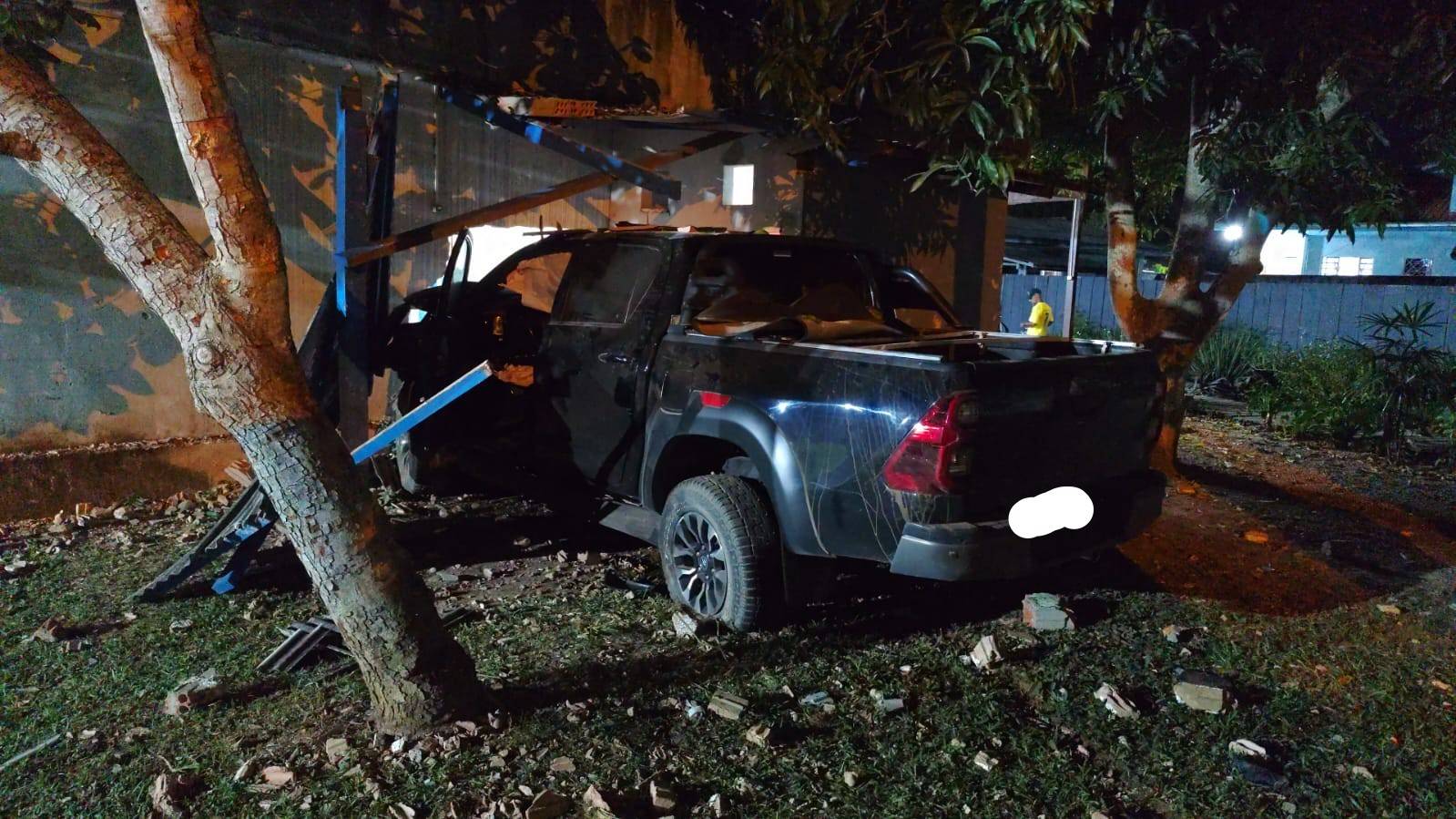 VÍDEOS: com menores a bordo de picape, empresário atinge muro de clube e foge após o acidente na região central de Vilhena