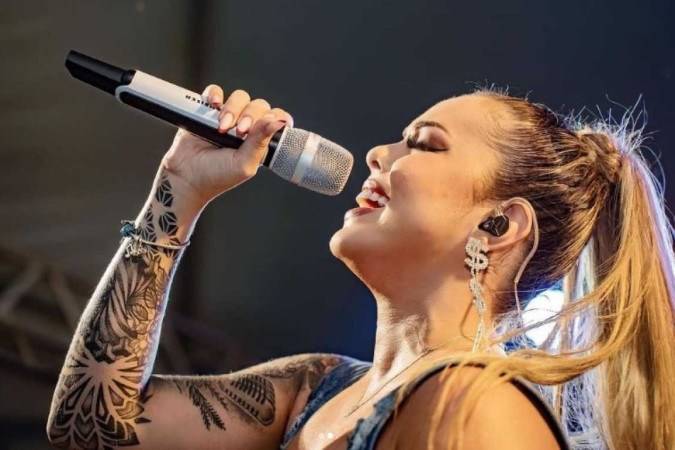 ASSISTA VÍDEO e conheça a trajetória da cantora Ana Paula Vieira, que morreu junto com vereador em acidente de carro na BR 364