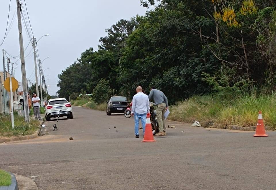 Mulher de 39 anos está em estado gravíssimo em hospital de Vilhena após carro atingir motoneta em cruzamento