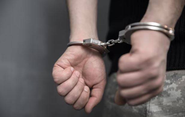Homem suspeito de furto é perseguido e atacado com barra de ferro por populares, em Vilhena; havia mandado de prisão contra ele