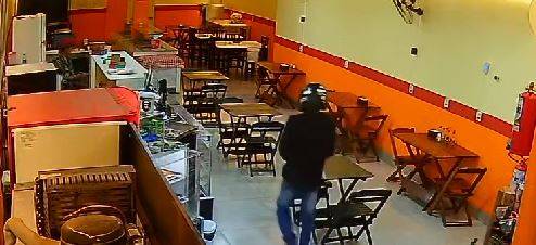 VÍDEO COM IMAGENS FORTES: homem sobrevive a ataque a tiros em cidade de MT, mas está internado na UTI em estado gravíssimo