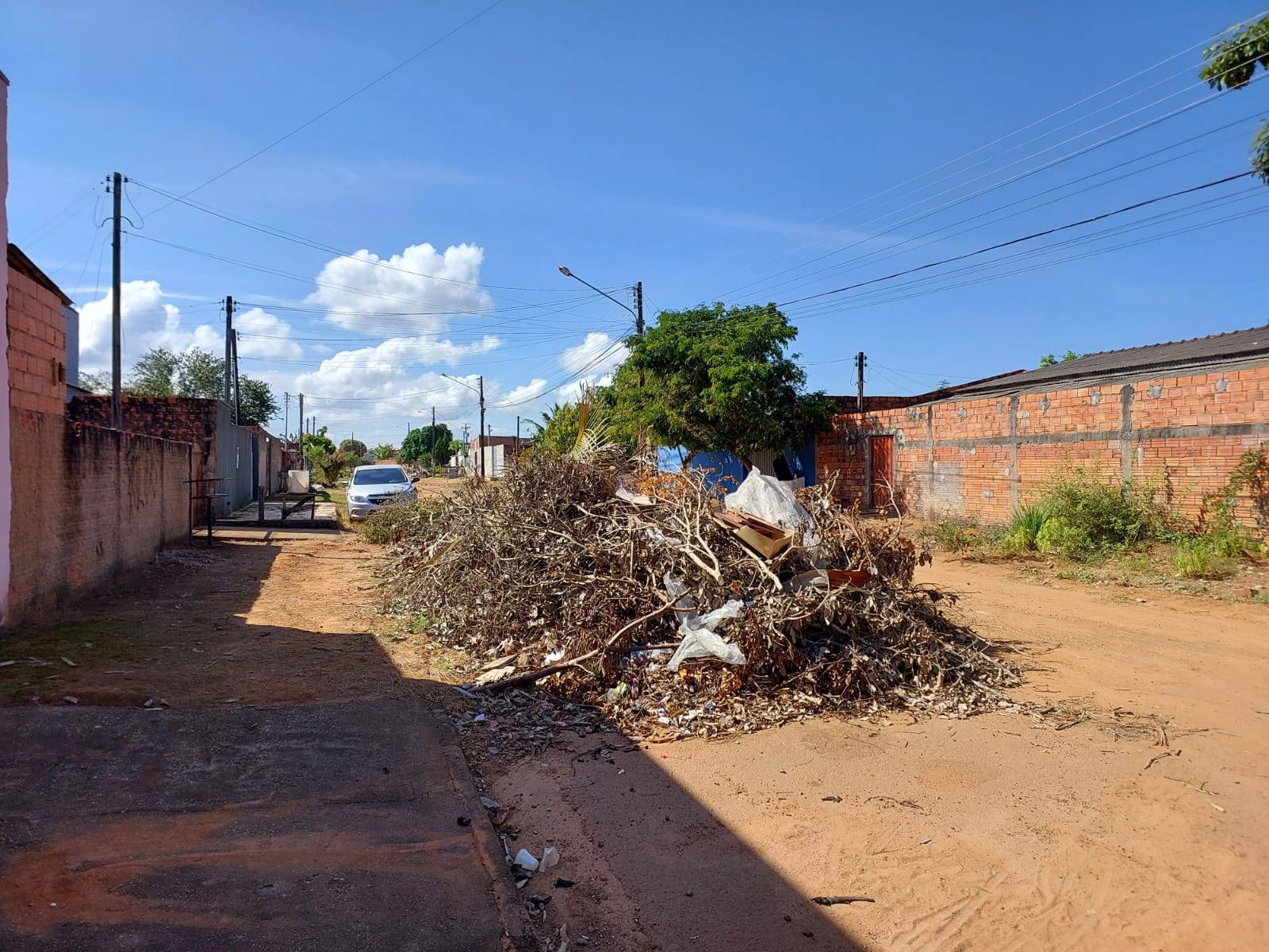 Moradora se irrita com falta de coleta de entulhos em bairro de Vilhena; Semosp promete “operação limpeza” em 15 dias