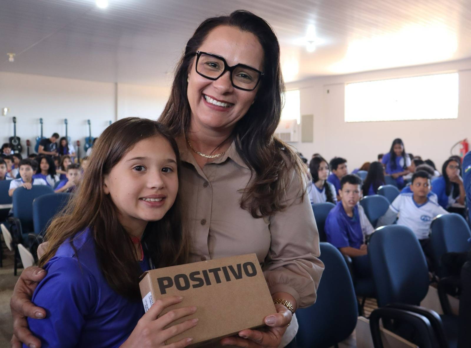 Deputada estadual Rosangela Donadon entrega tablets para alunos em Vilhena e ação repercute positivamente em Rondônia
