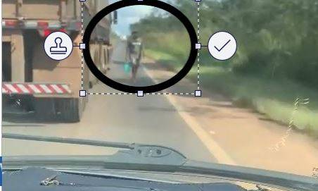 ASSISTA VÍDEO: aparentemente surtado, homem desafia carretas andando no meio da BR 364 nas proximidades de Vilhena