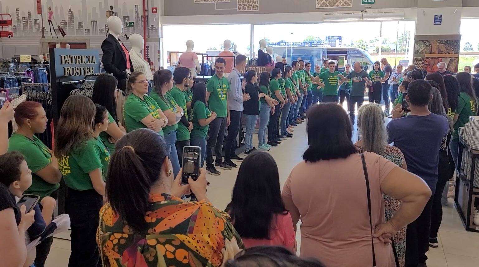 Em companhia do filho, “Véio da Havan” visita filial de Vilhena, conversa com jornalista e manda abraço para ex-prefeito