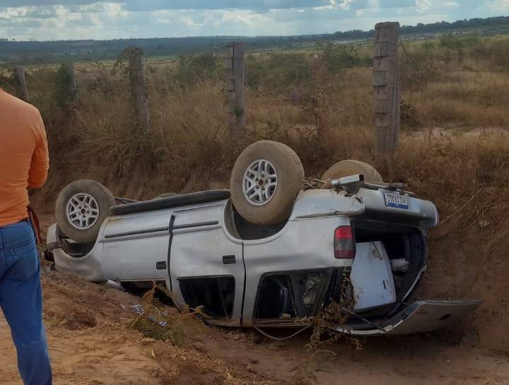 Homem que capotou carro na zona rural de Vilhena havia pegado o veículo em negócio ontem; esposa também estava a bordo