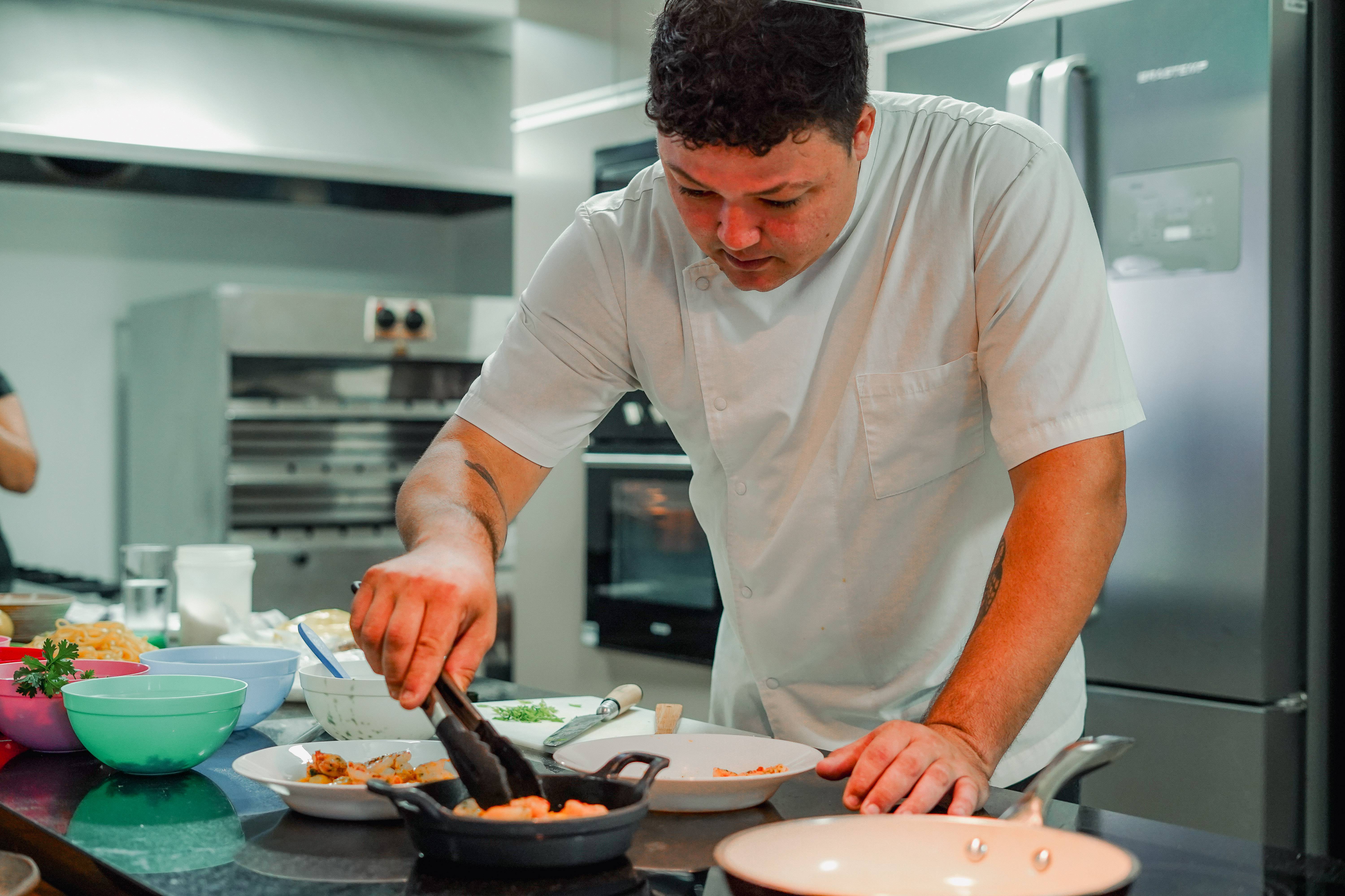SICOOB SABOR: Participantes do Roteiro Gastronômico aprendem técnicas de empratamento em oficina com chef Júnior Marinho