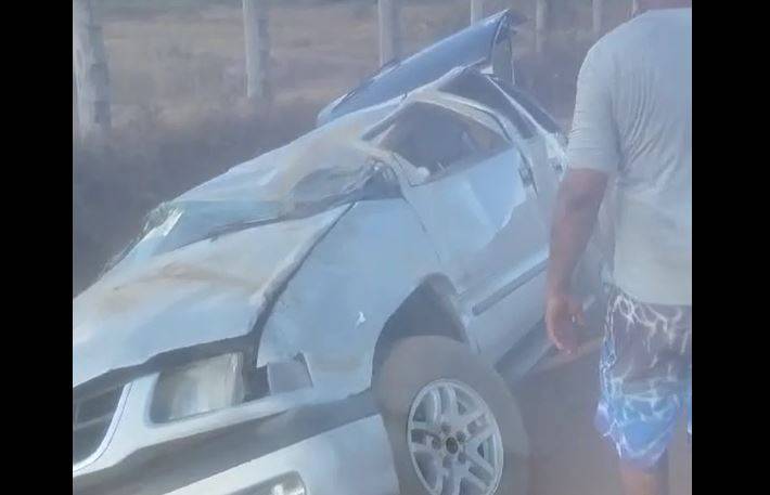 ASSISTA VÍDEO: homem que capotou carro ontem na zona rural de Vilhena precisou ser sedado e transferido para a UTI