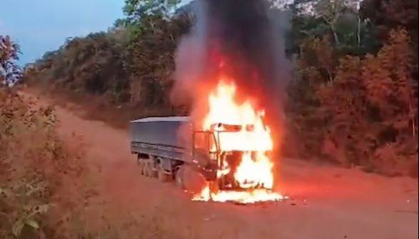 ASSISTA VÍDEO: carreta fica completamente destruída após pegar fogo em rodovia entre as cidades de Vilhena e Juína (MT)