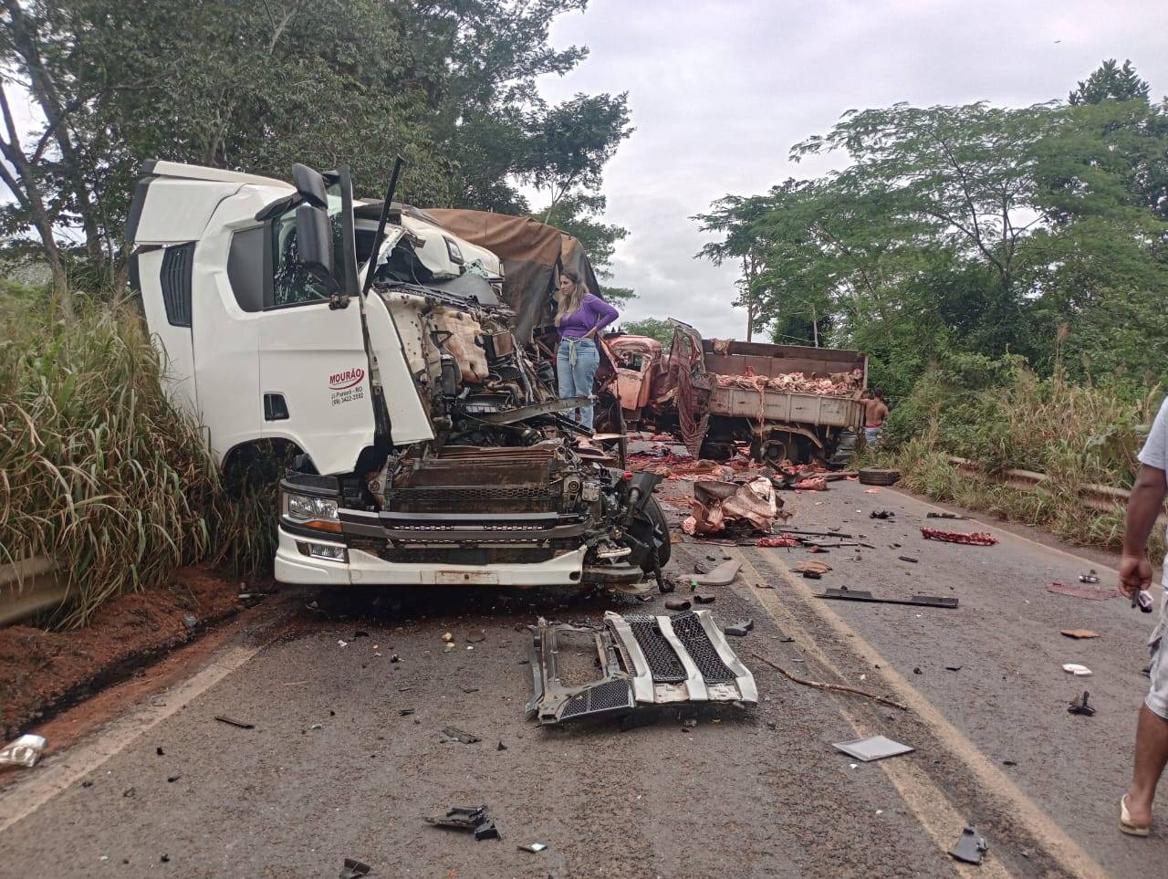 Acidente envolvendo dois veículos de carga e um carro de passeio deixa um morto na BR 435, entre Colorado do Oeste e Cerejeiras