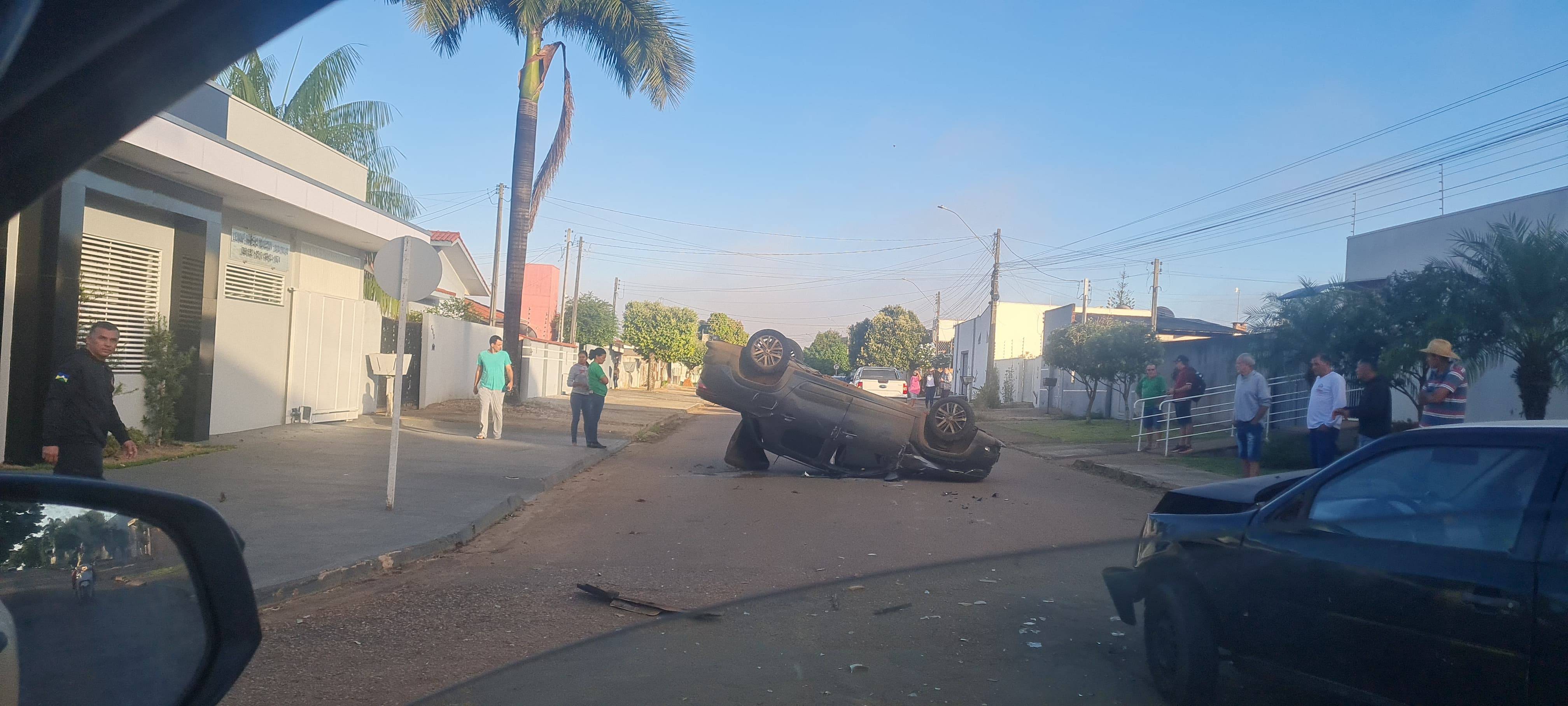 ASSISTA VÍDEO: caminhonete capota após batida em cruzamento de avenidas no centro de Vilhena