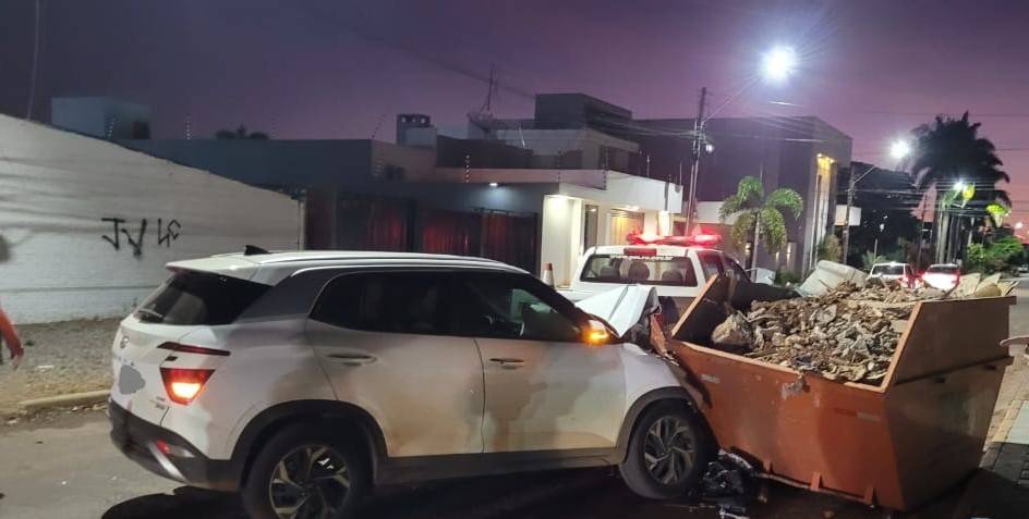Com criança a bordo, veículo atinge caçamba usada para coleta de entulhos em avenida no centro de Vilhena