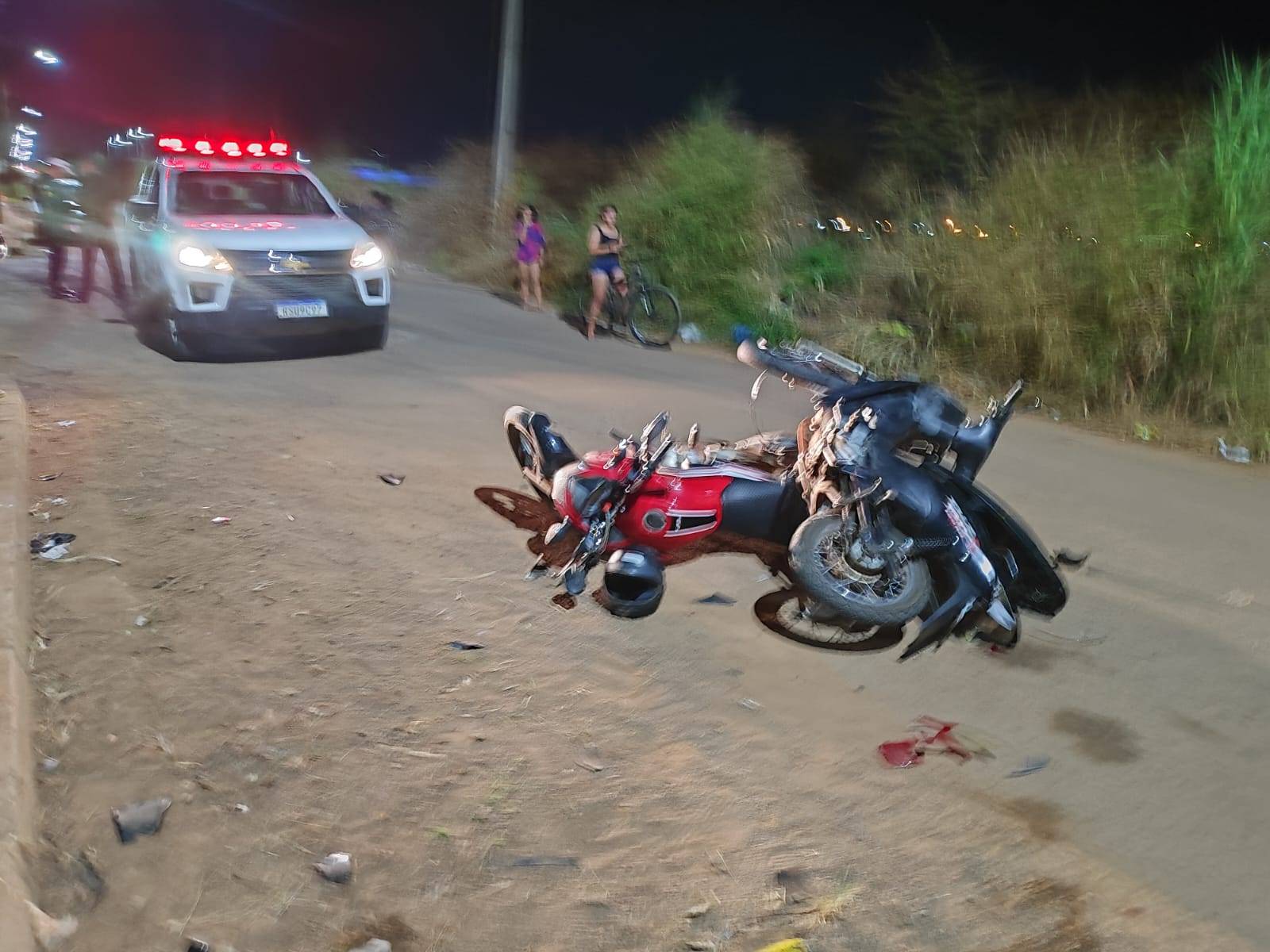 ASSISTA VÍDEO: batida frontal entre moto e motoneta em bairro de Vilhena mobiliza Corpo de Bombeiros