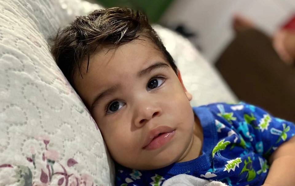 Família de bebê vilhenense de 1 ano e 8 meses que nasceu com doença rara cria “vakinha” para custear exames; saiba como colaborar