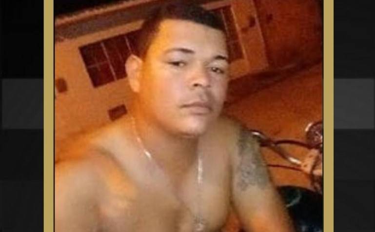 Polícia de MT divulga foto do maníaco acusado de matar garota de 24 anos e arrastar corpo pelas ruas, preso por corrente em motocicleta