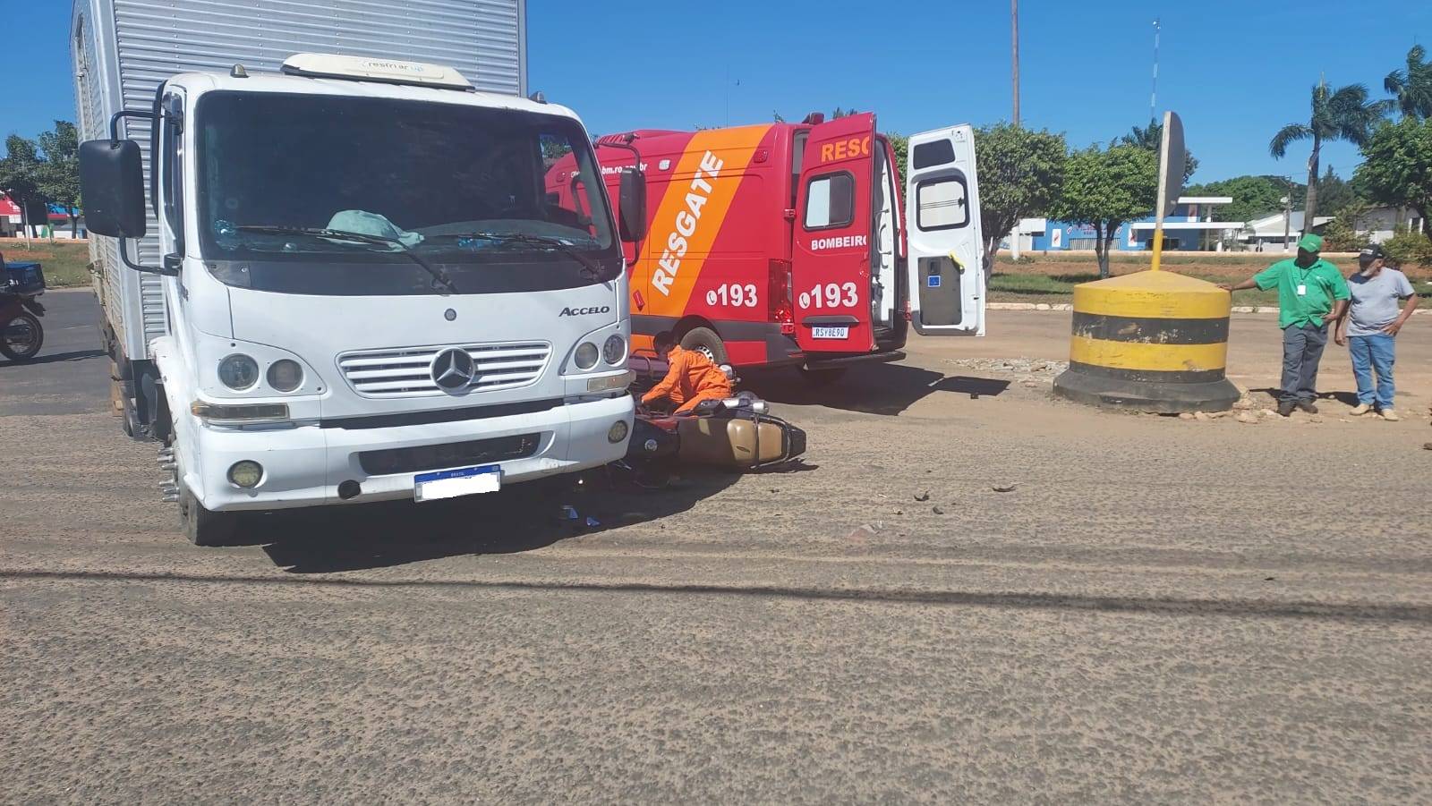Motocicleta pilotada por mulher vai parar embaixo de caminhão que havia acabado de chegar em Vilhena, vindo de Cerejeiras