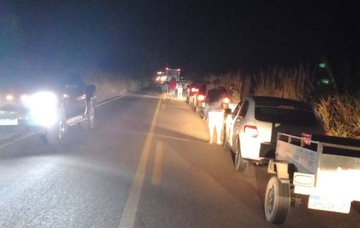 Mulher morre na hora e homem fica gravemente ferido após acidente envolvendo moto e picape no trevo de Colorado do Oeste