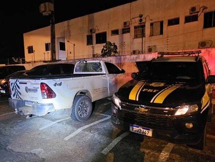 Caminhonete roubada em MT é recuperada em Rondônia; dois suspeitos foram presos por agentes da PRF