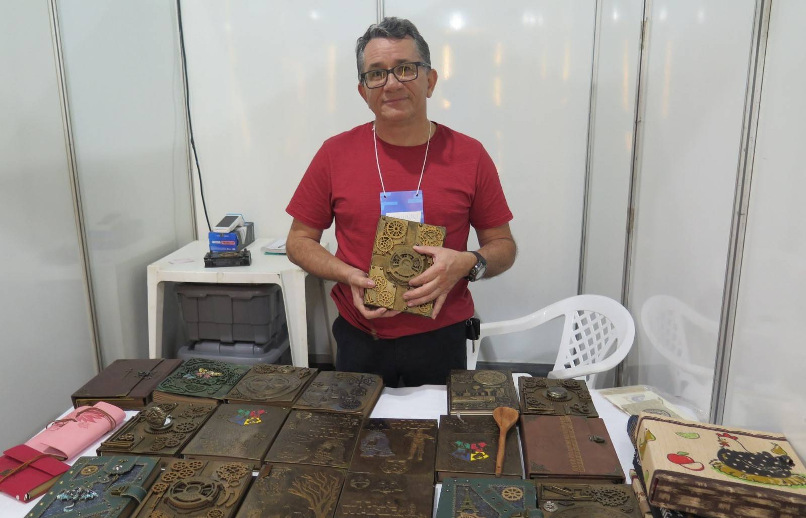 Empresário vilhenense se reinventa aos 55 anos através do artesanato, após ser diagnosticado com síndrome rara