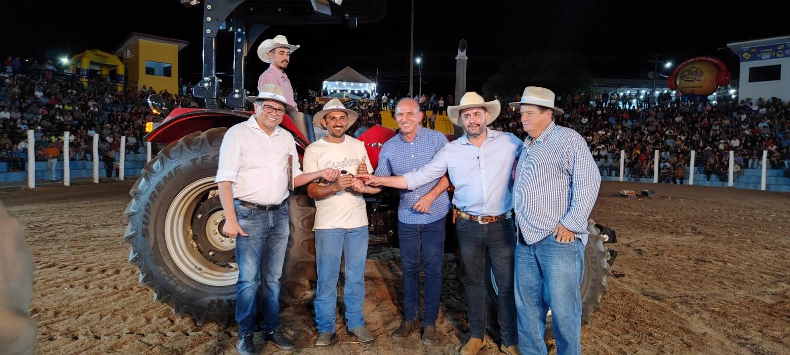 Durante a Expocol, Associação Rural em Colorado do Oeste recebe trator agrícola destinado pelo deputado Ezequiel Neiva