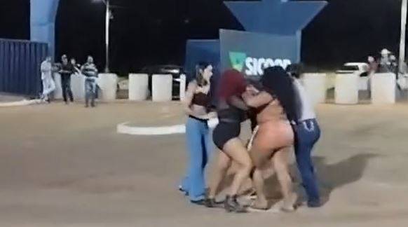 ASSISTA VÍDEO: mulheres “se pegam” no Parque de Exposições de Colorado do Oeste e imagens da baixaria viralizam no WhatsApp