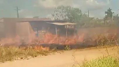 ASSITA VÍDEOS: incêndio avança em época de estiagem e ameaça atingir residências em bairro de Vilhena neste domingo