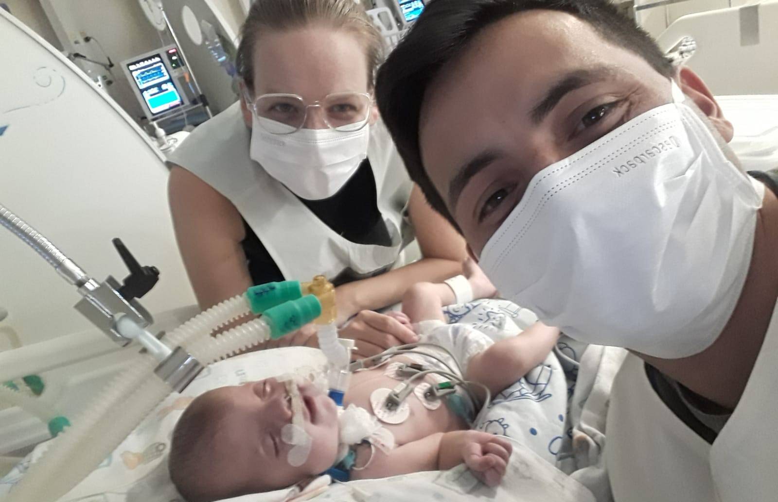 Neto de pioneiros vilhenenses, bebê está lutando pela vida em hospital do Paraná; pais largaram empregos e pedem ajuda