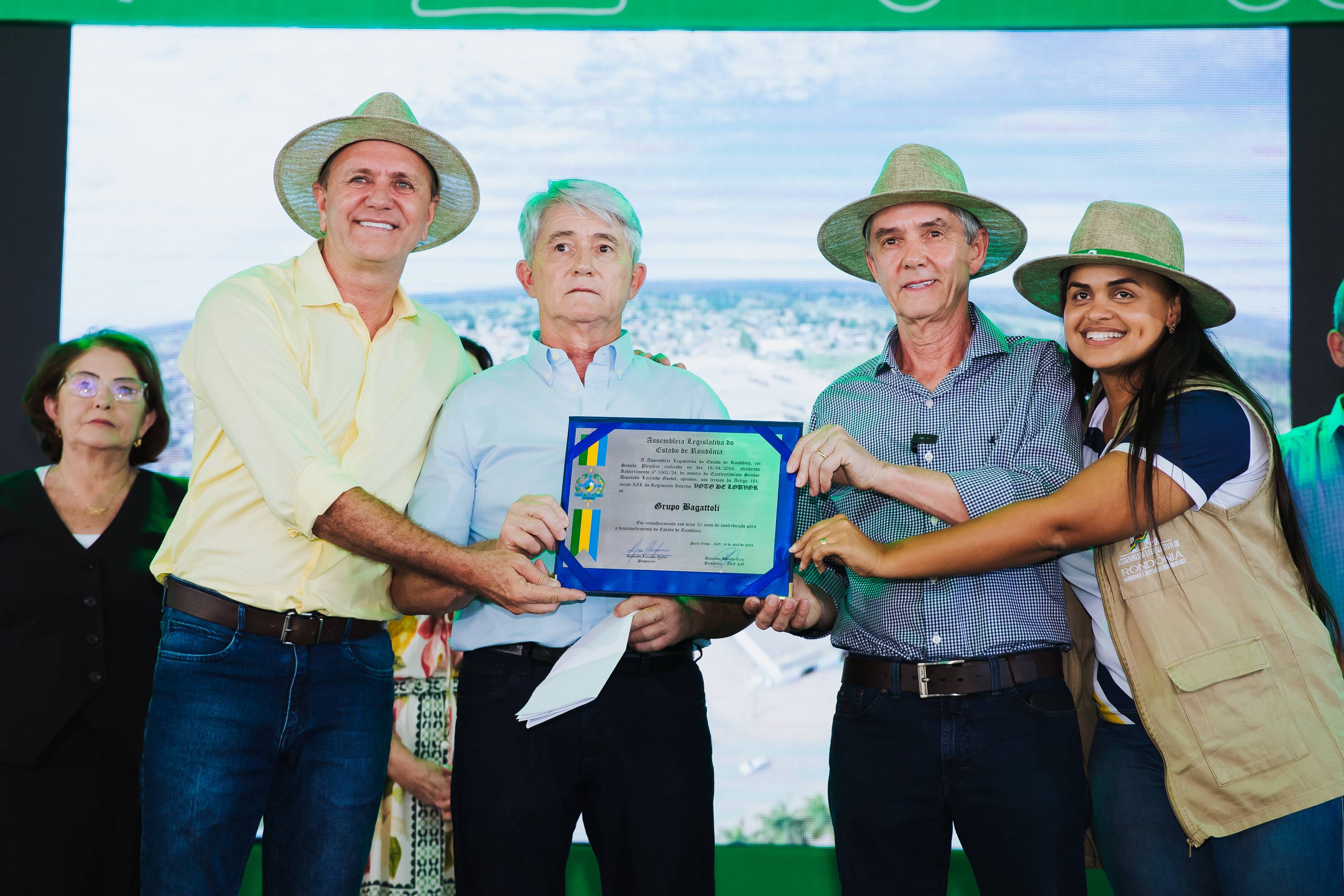 Deputado Luizinho Goebel participa da entrega de Votos de Louvor para o Grupo Bagattoli, em Vilhena