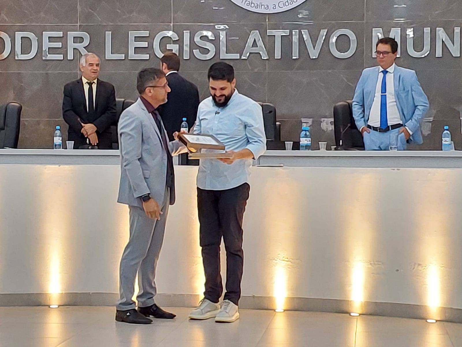 Barbeiro e ativista social que realiza atividades de solidariedade em Vilhena é homenageado pela Câmara de Vereadores