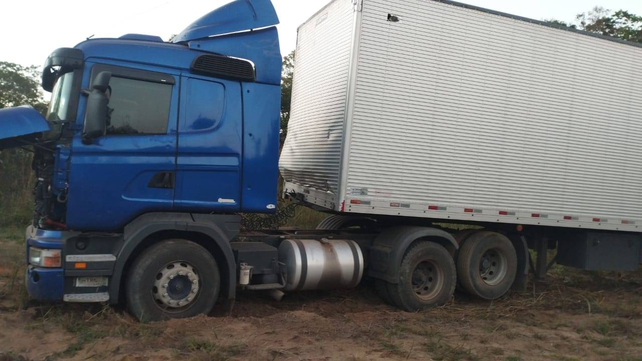 Pescadores de Vilhena escapam de ser atingidos por carreta “desgovernada” que saiu da pista após ultrapassagem na BR 364