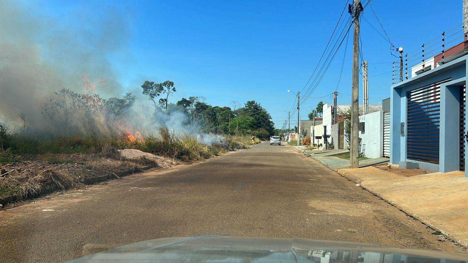 ASSISTA VÍDEOS: fogo em vegetação ameaça casas em Vilhena; incêndios devem se intensificar nos próximos dias na cidade