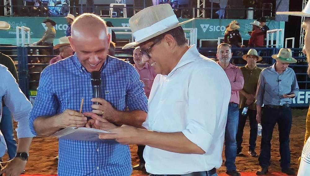 Ezequiel Neiva e prefeito Ribamar assinam ordem de serviço para construção da ponte em Colorado do Oeste