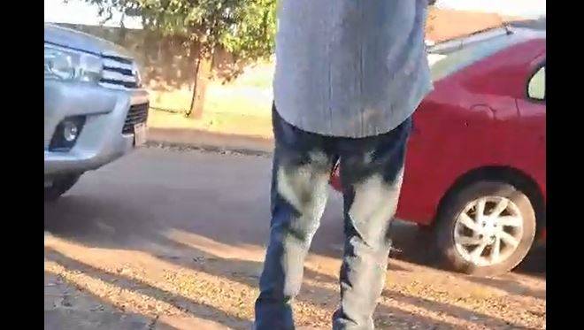 ASSISTA: motociclista de 41 anos grava vídeo após acidente que o deixou com profundo corte na perna, em Vilhena