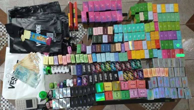 Em cidade vizinha polícia prende três pessoas e apreende mais de R$ 30 mil em cigarros eletrônicos
