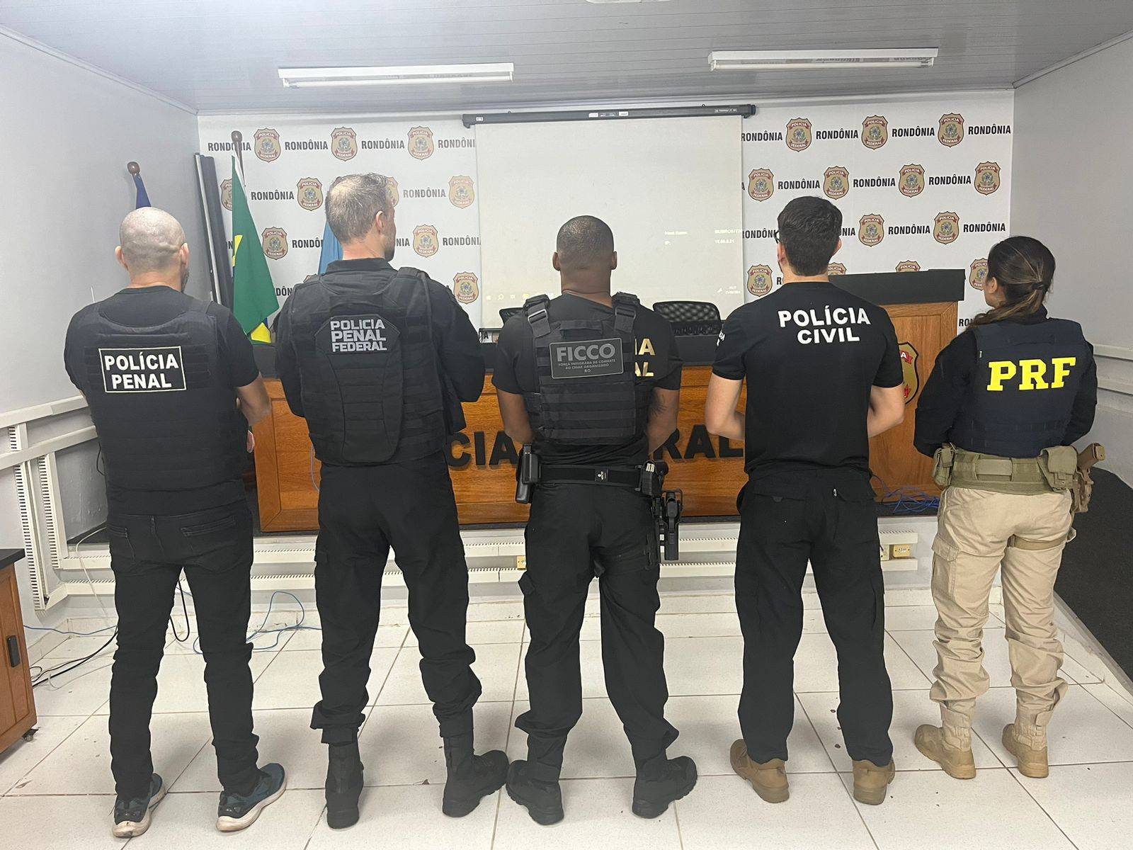 Ação policial conjunta afasta cinco servidores e identifica advogado suspeito de entrar ilegalmente com objetos em presídios de Rondônia