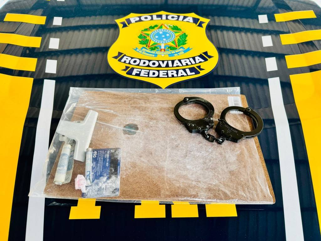 Em cidade vizinha, equipe da PRF flagra caminhoneiro dirigindo sob efeito de cocaína e ele confessa dependência da droga