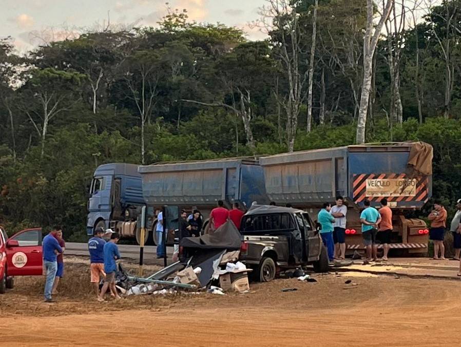 VEJA VÍDEO: uma picape atropela anta, outra atinge “caçambão” na BR 364 e deixa motorista preso a ferragens, entre Vilhena e comodoro