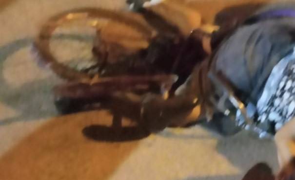 Mulher de 34 anos tem bicicleta esmagada por carreta bi-trem em Vilhena e sofre fraturas nas duas pernas, mas sobrevive