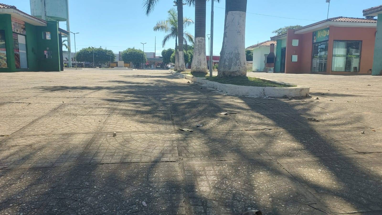 Dois ladrões, um deles adolescente, que tentaram invadir lanchonete em praça de Vilhena são espancados e vão parar no hospital
