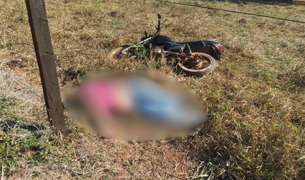 Mulher pega moto do marido, sai com adolescente na garupa, bate em cerca de arame e morre na hora em distrito de Corumbiara