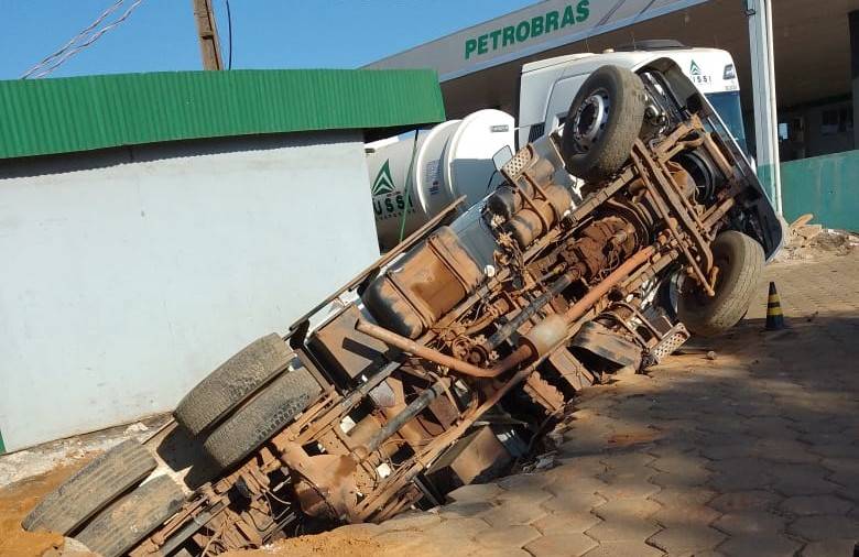 VEJA VÍDEOS E FOTOS: caminhão de empresa é “engolido” por buraco em pátio de posto, em Vilhena