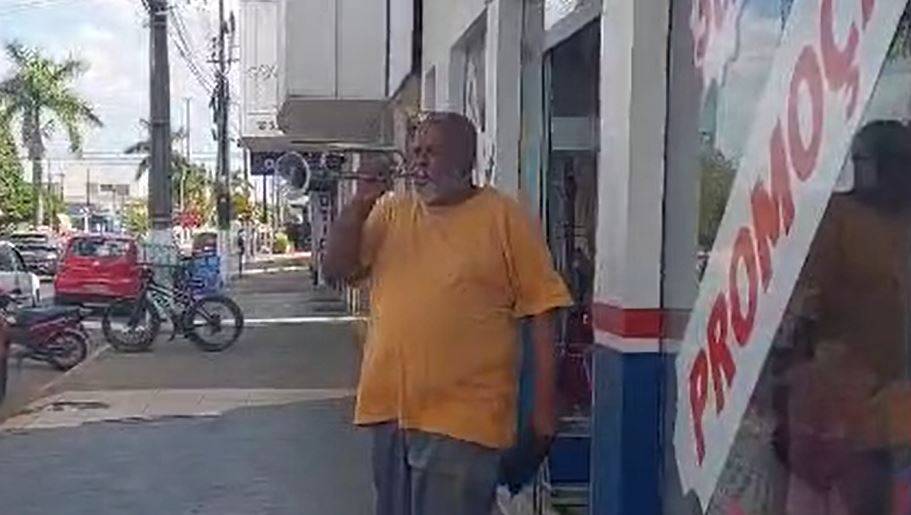 ASSISTA VÍDEO – Com Bíblia e trombeta nas mãos, “profeta errante” alerta vilhenenses andando pela principal avenida da cidade