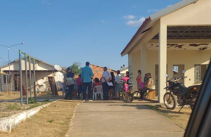 Vilhenenses questionam homem que colheu assinaturas de beneficiários do programa Minha Casa Minha Vida, em Vilhena