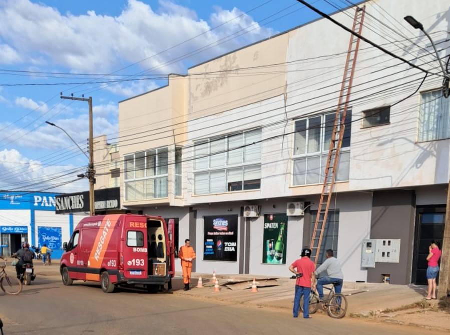 URGENTE: pintor morre eletrocutado após tocar rede de alta tensão enquanto trabalhava, em Vilhena