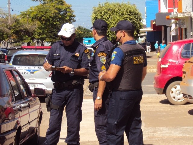 PM multa carros em frente agência bancária, mas veículo oficial escapa