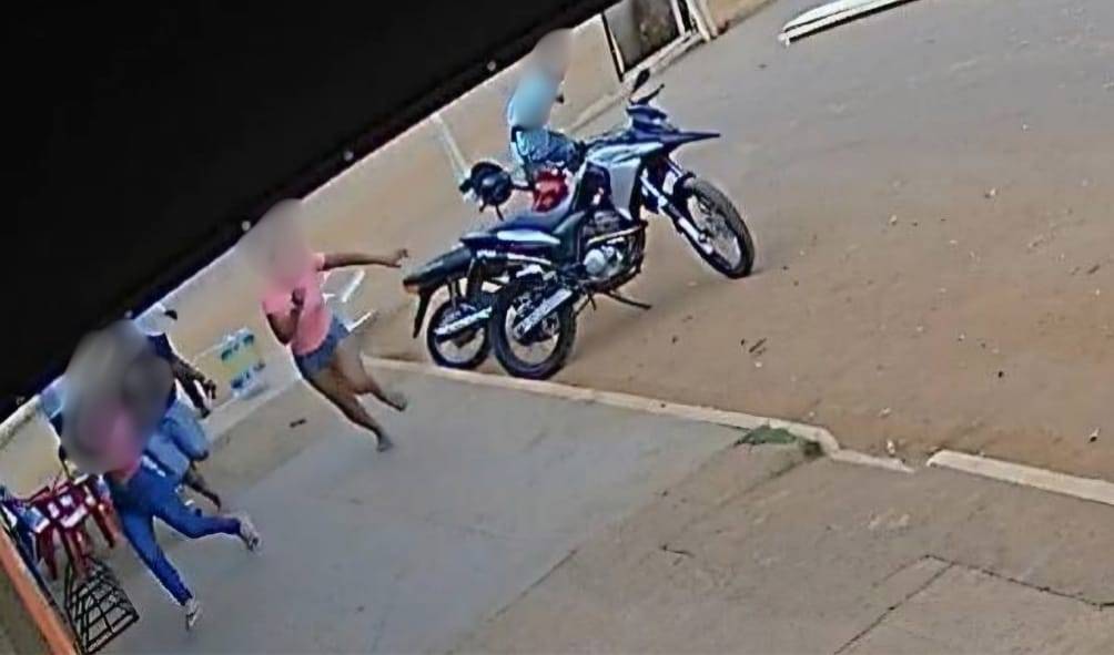 VÍDEO: imagens mostram homem correndo de tiroteio para salvar a própria vida antes de cair morto na rua, em Vilhena
