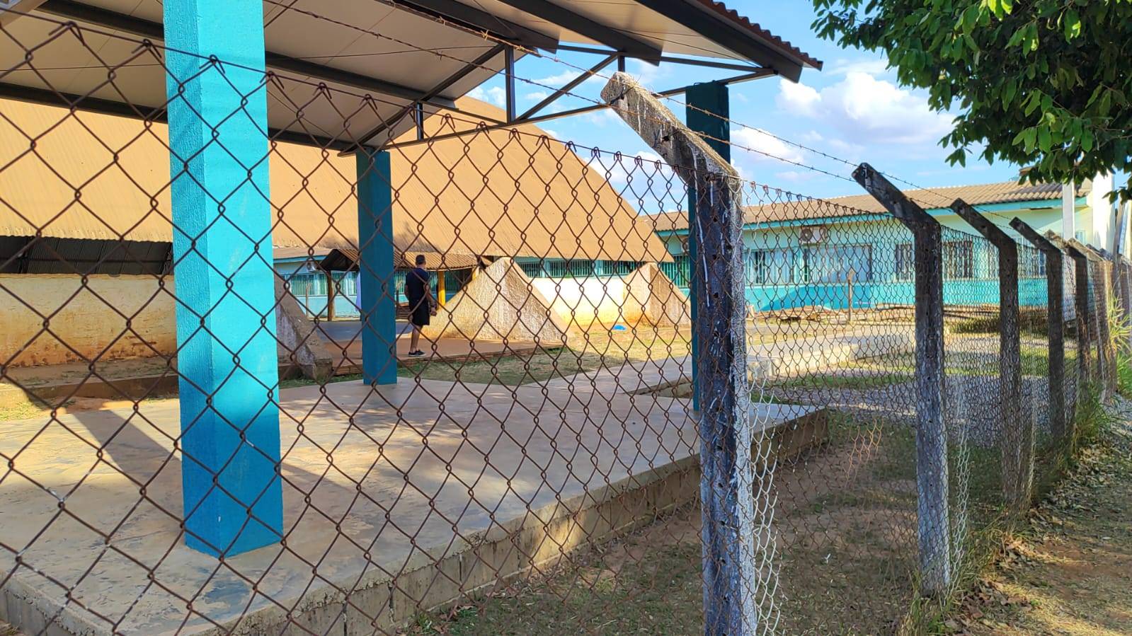 VÍDEO: janela de escola pública é estilhaçada por “bala perdida” durante tiroteio que deixou um morto e outro ferido, em Vilhena