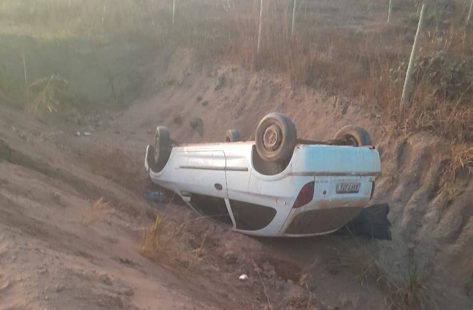 ASSISTA VÍDEO: mais um carro é abandonado pelo motorista após capotamento na zona rural de Vilhena